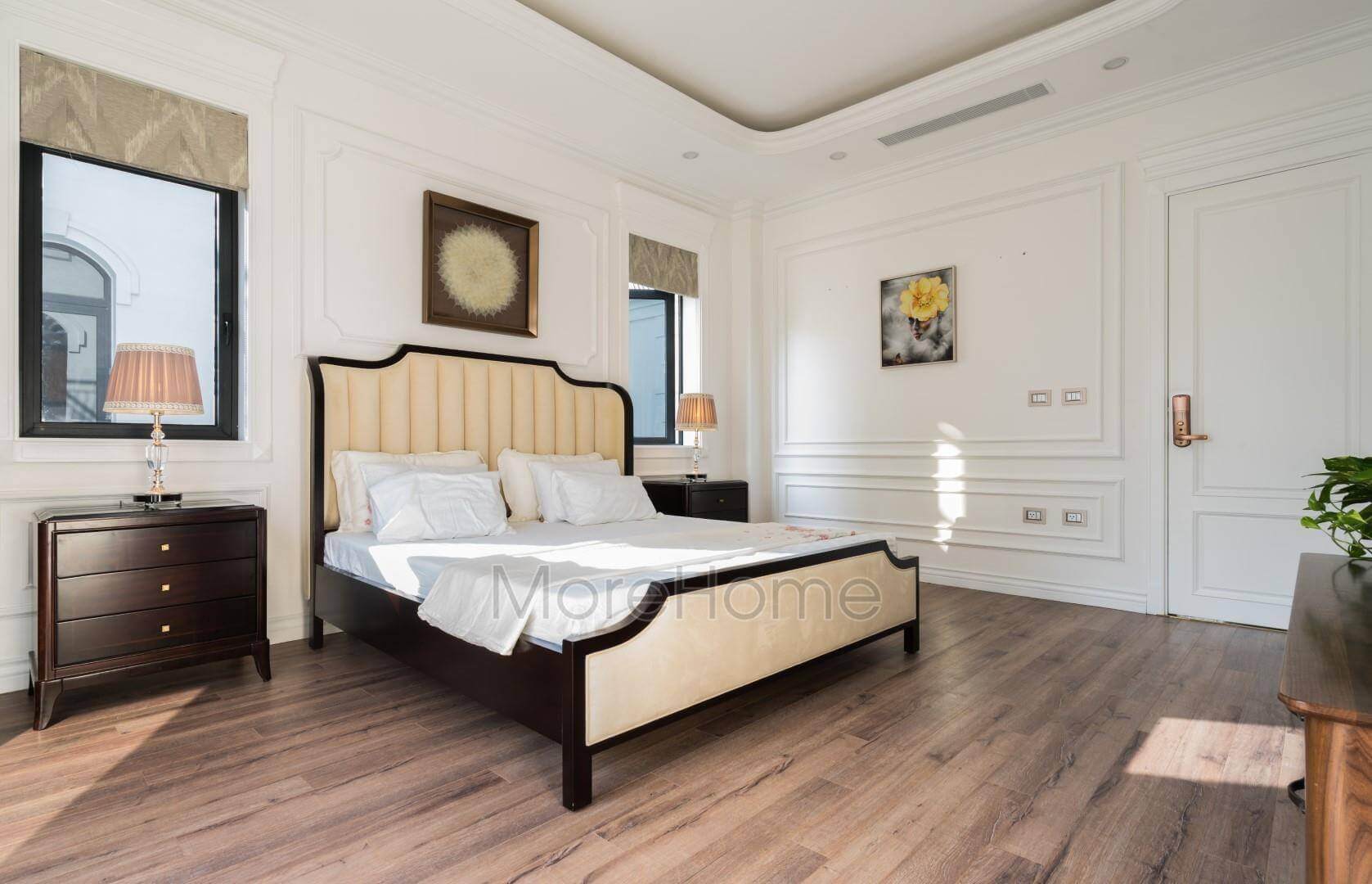 Phòng ngủ master được trang trí theo phong cách tân cổ điển gồm các nội thất giường ngủ, kệ trang trí, đôn đầu giường, tranh, đèn,... Mẫu thiết kế nội thất biệt thự đẹp