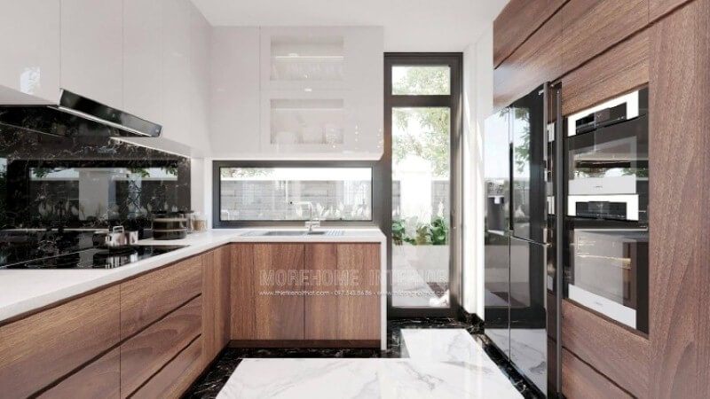 Không giống như ý tưởng bố trí phòng bếp biệt thự thông thường, bạn có thể tách rời tủ bếp mà vẫn đảm bảo công năng, thẩm mỹ, một bên tủ bếp phụ trách chức năng nấu nướng, bên còn lại để các đồ như tủ lạnh, lò vi sóng, lò nướng,…