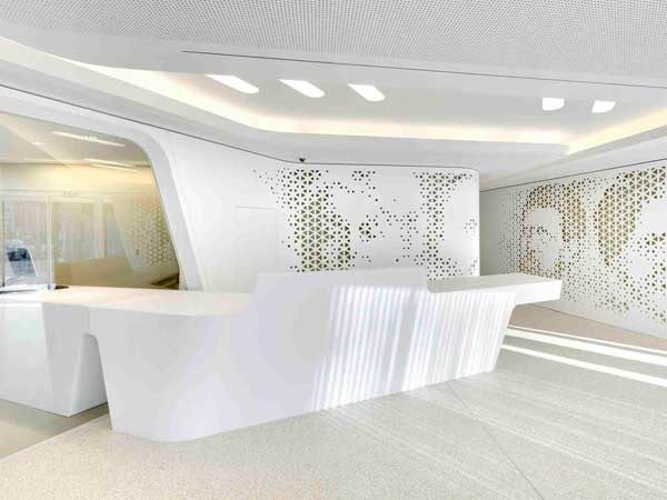 Quầy lễ tân được thiết kế theo sở thích cá nhân và phù hợp với trang trí của không gian, giúp cho người sử dụng cảm thấy thoải mái.