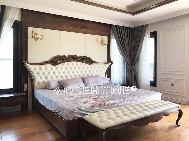 Mẫu giường ngủ gỗ tự nhiên cổ điển với phần đầu giường được bọc da đẹp sẽ góp phần tạo nên một vẻ đẹp sang trọng cho căn phòng ngủ của gia đình bạn.