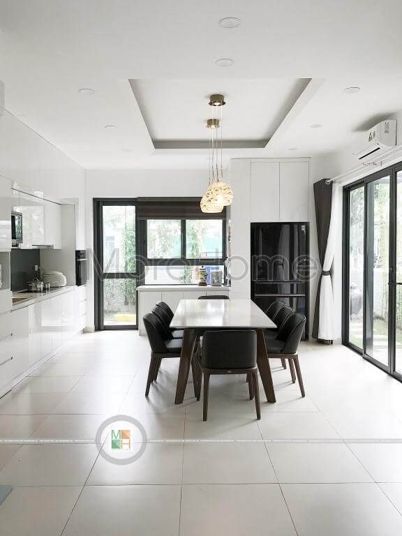 Việc thi công nội thất phòng ăn kết hợp với phòng bếp theo phong cách hiện đại.