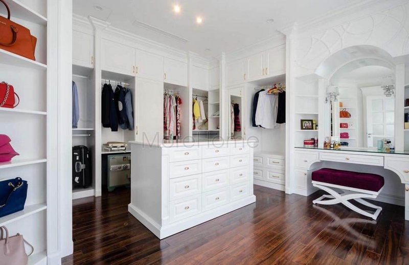 Biệt thự tân cổ điển có một phòng thay đồ siêu sang với chất lượng cao, màu chủ đạo là trắng.